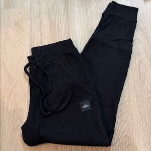 ALO Yoga black Muse jogger